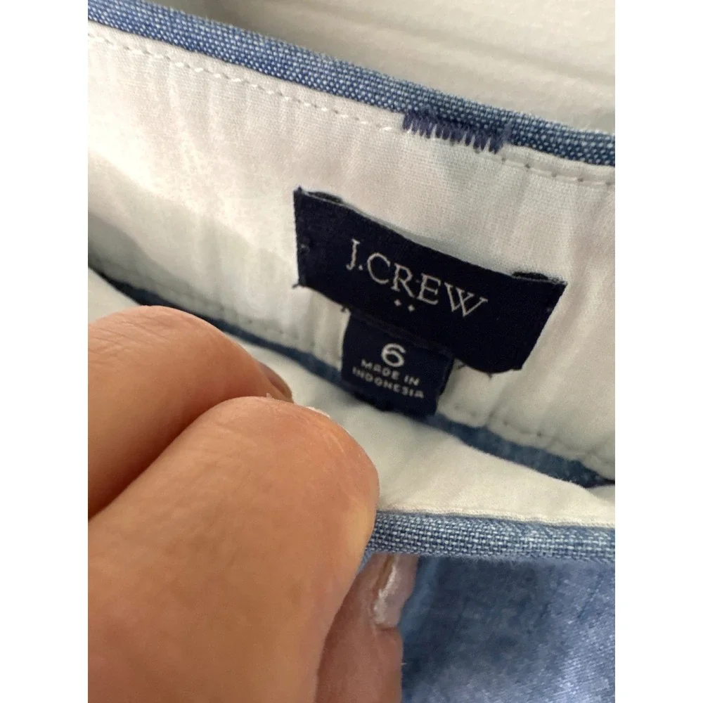 Women's blue chambray shorts from J.Crew, featuring a classic casual style sz 6